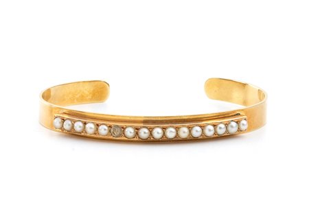 Bracciale rigido in oro con perle circonferenza interna massima 6,3 cm. Peso...