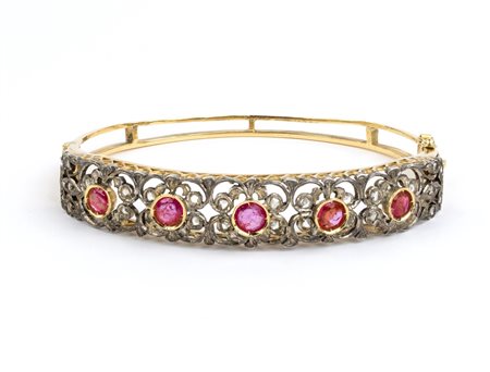 Bracciale a cerchio rigido in oro ed argento, con rubini e diamanti Inizio XX...