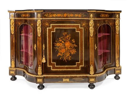 CREDENZA Credenza mossa a tre ante, Francia, epoca tardo Napoleone III,...