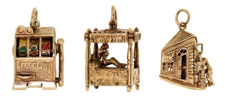 CHARMS Lotto composto da tre charms in oro 9 Kt, inglesi, raffiguranti: letto...