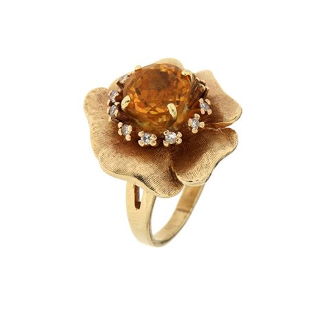 ANELLO Anello in oro giallo satinato, sommità a forma di fiore, con al centro...