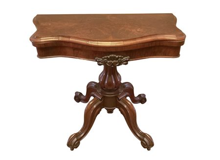 Tavolo da gioco con piano in radica, piedi a quattro razze con sostegno baccellato, 19° secolo 