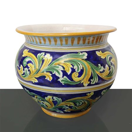 Cachepot in maiolica di Caltagirone con disegni a larghe foglie nello stile Settecentesco, 20° secolo 