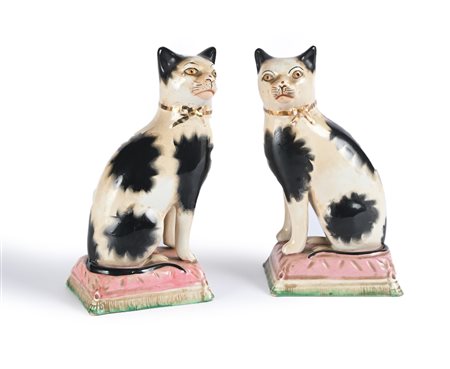 Coppia di gatti vittoriani in ceramica policroma, Staffordshire, Inghilterra,...