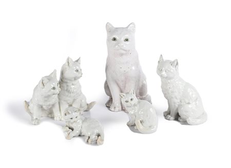 Sei figure di gatto in porcellana e ceramica bianca, manifattura...