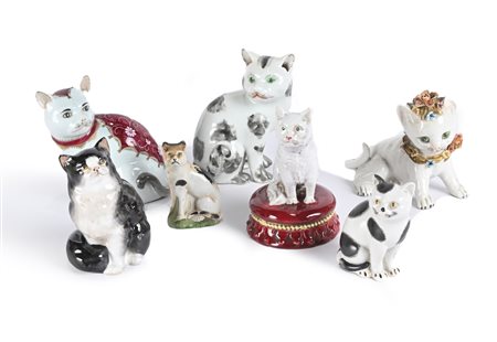 Sette figure di gatto in ceramica policroma, manifatture ed epoche diverse...