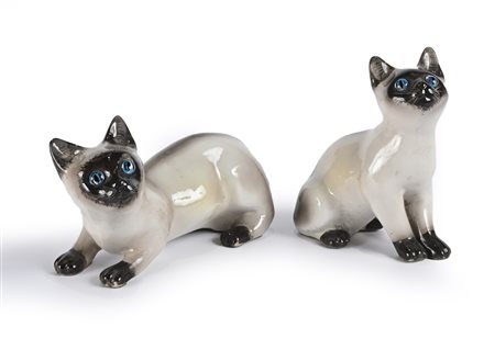 Due cuccioli siamesi in ceramica policroma realisticamente resi nella cromia...