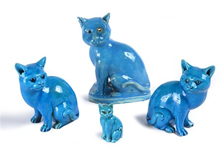 Quattro gatti seduti in ceramica turchese, manifatture diverse altezza cm 21,...