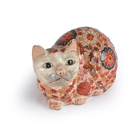 Gatto in porcellana decorata nei toni dell'Imari, Giappone ritratto in...