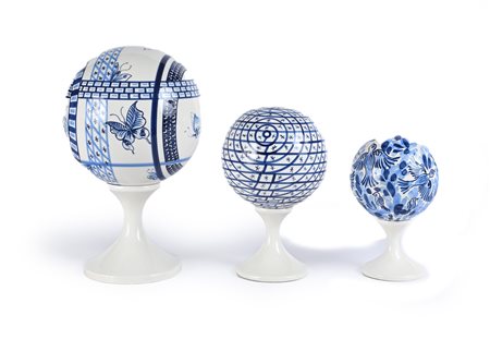 Tre sfere decorative in ceramica bianca e blu, manifattura D'Este per...