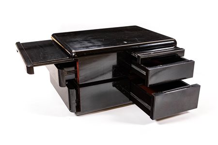 Mobile basso in legno laccato nero, Anni Cinquanta caratterizzato da due...