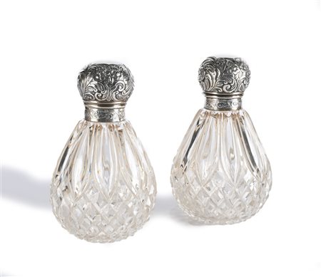 Coppia di bottiglie in cristallo con tappi in argento altezza cm 21