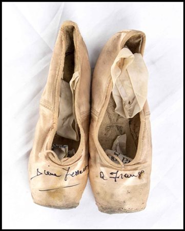  
Ferrara, Diana - Scarpe da danza autografate Memorabilia Spettacolo, Cinematografia...
 