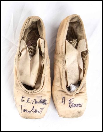 Terabust, Elisabetta (Varese, 4 agosto 1946 – Roma, 5 febbraio 2018)  
Terabust, Elisabetta - Scarpe da danza autografate Memorabilia Spettacolo, Cinematografia...
 