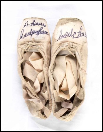 Fracci, Carla (Milano, 20 agosto 1936 – Milano, 27 maggio 2021)  
Fracci, Carla (Milano, 20 agosto 1936 – Milano, 27 maggio 2021) - Scarpe da danza autografate Memorabilia Spettacolo, Cinematografia...
 