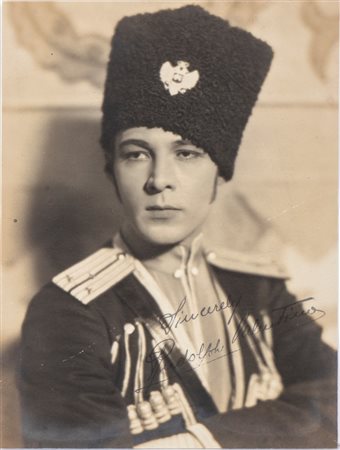  
Valentino, Rodolfo - Rudolph Valentino  (Castellaneta, 6 maggio 1895 – New York, 23 agosto 1926[1]) 
 cm.15,6x20,6