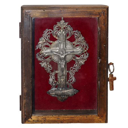 Acquasantiera in argento con Gesù Cristo in croce, entro teca in legno, Sicily, late 18° Secolo/earl
