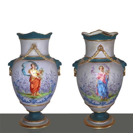 Coppia vasi in porcellana dipinta con raffigurazione di figure femminili, finiture in oro e maniglie