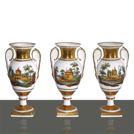 N°3 vasetti, Vecchia Francia, in porcellana bianca e dorata con decorazioni di paesaggi su ambo i la