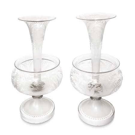 Coppia di vasi Vittoriani a due elementi in vetro bulinato e inciso con decori vegetali e di pesci, 