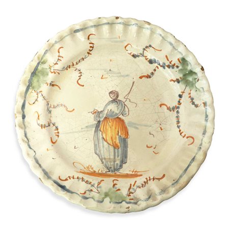 Piatto in maiolica baccellata con figura di donna, Savona, 18° Secolo