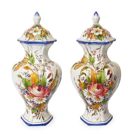 Coppia di potiche in ceramica bianca con decori floreali, Early 20° Secolo