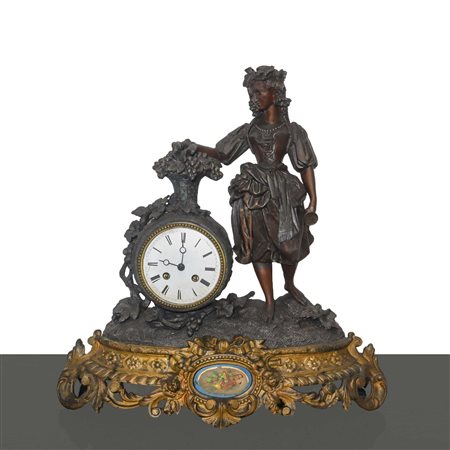 Orologio da tavolo a pendolo con base in metallo dorato e porcellana applicata, Late 19° Secolo