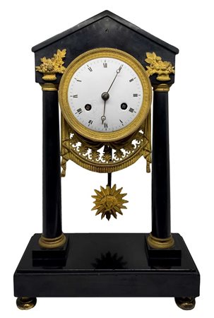 Orologio a pendolo da tavolo, Impero, primi XIX secolo. In marmo nero belga, con pendolo a filo.