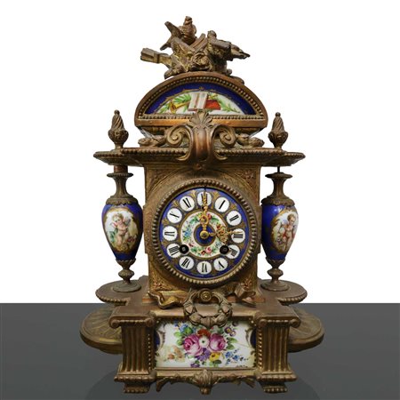 Orologio a pendolo da tavolo in bronzo dorato e porcellane applicate stile di Sevres, 19° Seco