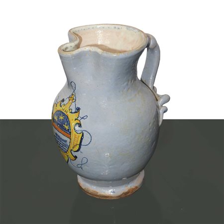 Brocchetta in maiolica, smaltata in azzurro e blasone centrale., Early 20° Secolo Renaissance typolo