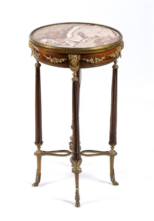 Tavolino da centro francese, Luigi XVI XVIII secolo Dimensioni 73 x 40 cm. in...