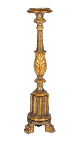 Torciere italiano in legno dorato XIX secolo Altezza x diametro: 127 36 cm....