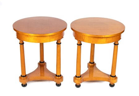Coppia di tavolini in stile Biedermeier Anni '50 Altezza x diametro: 68 x 56...