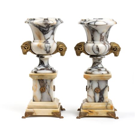 Coppia di piccoli vasi italiani in marmo Gran Tour XIX secolo Altezza x...