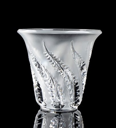 René Lalique Ay, 1860 - Parigi, 1945 Vaso francese in cristallo "Lobelia" in...