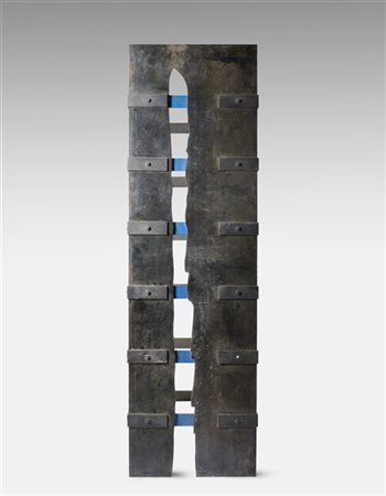 Jan Vercruysse "Tombeaux" 1990
acciaio, ferro e vernice
(pezzo unico)
cm 170x50x