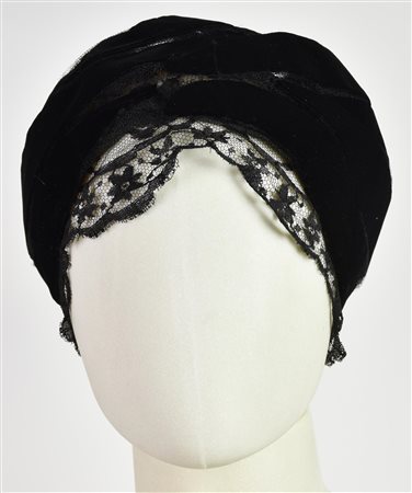 Paulette TURBAN DESCRIPTION: Turban in black velvet with lace inserts. 1960s....