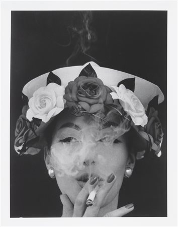 William Klein (New York, 1928 - Parigi, 2022) Hat + 5 Roses, scatto 1956...