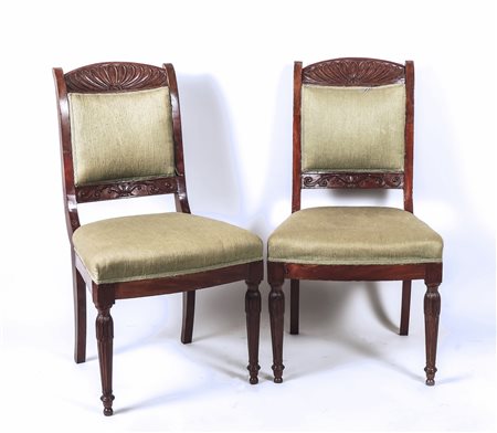 COPPIA DI SEDIE IN NOCE - PAIR OF WALNUT CHAIRS schienale mosso intagliato a...