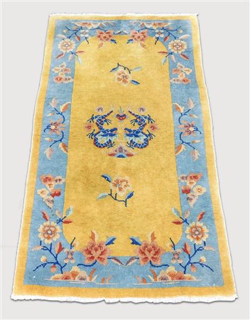 TAPPETO PECHINO - BEIJING RUG fondo color senape, bordura celeste con fiori...