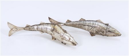 COPPIA DI PESCI SNODABILI IN METALLO ARGENTATO - PAIR OF SILVER-PLATED...