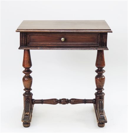 TAVOLINO IN NOCE - SMALL WALNUT TABLE XX secolo - 20th Century un cassetto...