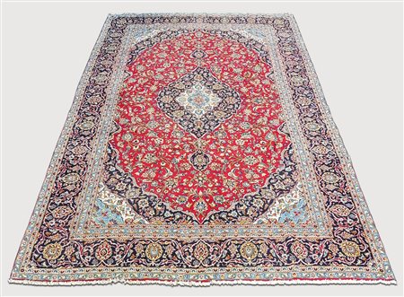 TAPPETO PERSIANO KEISHAN - PERSIAN KEISHAN CARPET fondo rosso, campo a motivo...