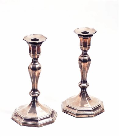 COPPIA DI CANDELIERI IN ARGENTO - PAIR OF SILVER CANDLESTICKS Città di...