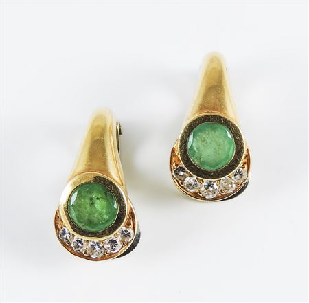 PAIO DI ORECCHINI IN ORO GIALLO, SMERALDI E BRILLANTI - PAIR OF GOLD, EMERALD...