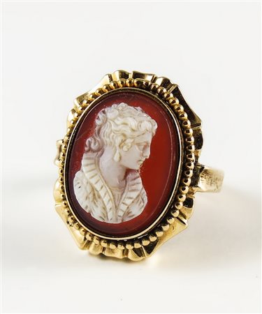 ANELLO IN ORO A BASSO TITOLO E CAMMEO - GOLDEN RING WITH A CAMEO fine del XIX...