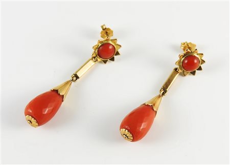 PAIO DI ORECCHINI PENDENTI IN ORO E CORALLO ROSSO - GOLD AND CORAL EARRINGS