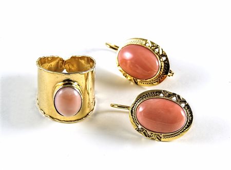 PAIO DI ORECCHINI IN ORO E CABOCHON IN CORALLO ROSA - GOLD AND PINK CORAL...