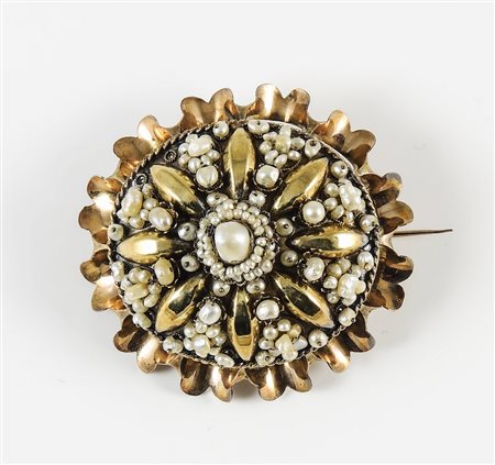 SPILLA IN ORO A BASSO TITOLO E MICROPERLE - GOLD AND SMALL PEARLS BROOCH...