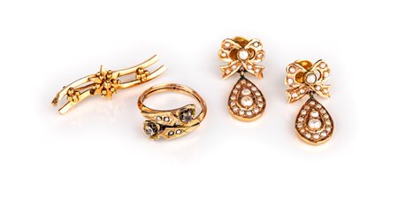 Gruppo di orecchini, anello e spilla borbonici in oro Oro giallo a basso...